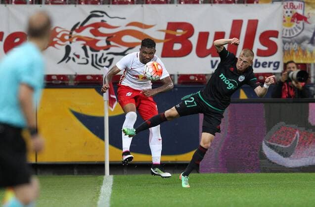 SOCCER - CL quali, RBS vs Liepaja SALZBURG,AUSTRIA,12.JUL.16 - SOCCER - UEFA Champions League, qualification, Red Bull Salzburg vs FK Liepaja. Image shows Paulo Miranda (RBS) and Romans Mickevics (Liepaja). GEPAxpictures xHaraldxSteiner