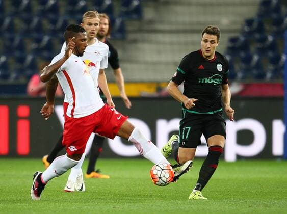 SOCCER - CL quali, RBS vs Liepaja SALZBURG,AUSTRIA,12.JUL.16 - SOCCER - UEFA Champions League, qualification, Red Bull Salzburg vs FK Liepaja. Image shows Paulo Miranda (RBS) and Toms Gucs (Liepaja). GEPAxpictures xFelixxRoittner