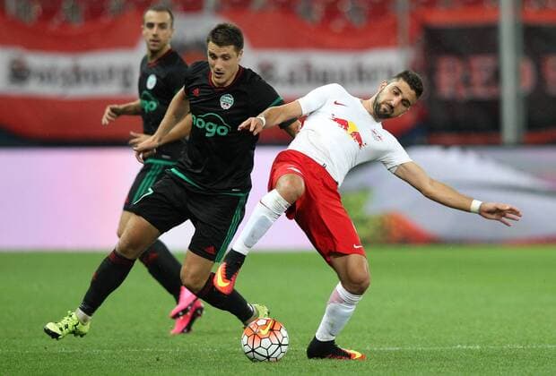 SOCCER - CL quali, RBS vs Liepaja SALZBURG,AUSTRIA,12.JUL.16 - SOCCER - UEFA Champions League, qualification, Red Bull Salzburg vs FK Liepaja. Image shows Dmitrijs Hmizs (Liepaja) and Munas Dabbur (RBS). GEPAxpictures xHaraldxSteiner