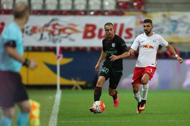 SOCCER - CL quali, RBS vs Liepaja SALZBURG,AUSTRIA,12.JUL.16 - SOCCER - UEFA Champions League, qualification, Red Bull Salzburg vs FK Liepaja. Image shows Dino Kluk (Liepaja) and Munas Dabbur (RBS). GEPAxpictures xHaraldxSteiner