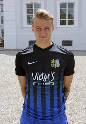 Mannschaftsshooting beim 1. FC Saarbrücken auf dem Schlossplatz in Saarbrücken am Mittwoch (13.07.2016). Im Bild: Jordan Steiner.