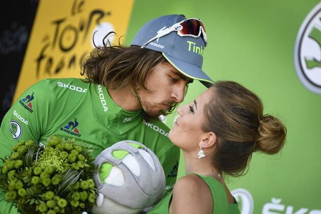 Bilder des Tages - SPORT Slovakian Peter Sagan of Tinkoff celebrates on the podium in the green jersey of leader in the sprint ranking after the eleventh stage of the 103rd edition of the Tour de France cycling race, 162,5 km from Carcassonne to Montpellier, France, on Wednesday 13 July 2016. This year s Tour de France takes place from July 2nd to July 24th. YORICKxJANSENS  x04890988x