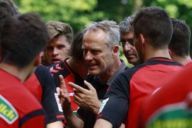SC March - SC Freiburg Christian STREICH, Trainer SCF, Portrait, Porträt, im Kreis seiner Spieler, quer, Teambesprechung, Fußball 1. BL Saison 2016 2017, Vorbereitung, Testspiel