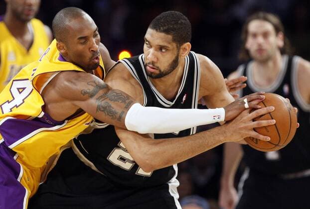 May 23, 2008 - Los Angeles, CA, UNITED STATES - San Antonio Spurs Tim Duncan keeps the ball away from Los Angeles Lakers Kobe Bryant during the first half of game 2 of the NBA Basketball Herren USA Western Conference Finals at Staples Center on Friday, May 23, 2008. JERRY LARA glara@express-news.net Texas News - May 23, 2008 - ZUMAa27_