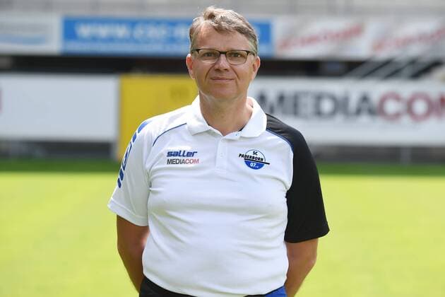 Fußball 3. Liga, Porträttermin 2016 2017 SC Paderborn 07 am 13.07.2016 in der Benteler-Arena in Paderborn Mannschaftsarzt Dr. Lutz Mahlke (Paderborn) mt
