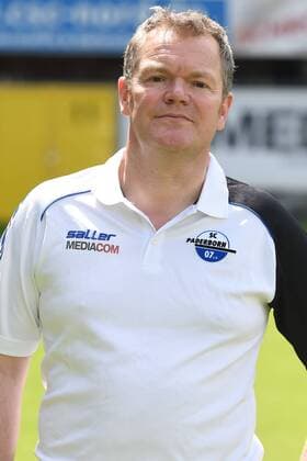 Fußball 3. Liga, Porträttermin 2016 2017 SC Paderborn 07 am 13.07.2016 in der Benteler-Arena in Paderborn Mannschaftsarzt Dr. Karl-Friedrich Schünemann Schuenemann (Paderborn) mt