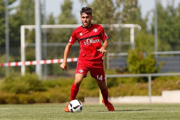 v.li.: Joannis Karsanidis (FC Würzburger Kickers), Freisteller, Einzelbild, Aktion. Fussball, Testspiel, FC Würzburger Kickers - SV 07 Elversberg, xfsx