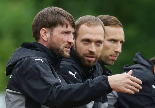 Schwäbisch Gmünd , Testspiel , Fußball Normannia Gmünd vs. VfB Stuttgart II , von links: Trainer Sebastian Gunkel Co-Trainer Andreas Hinkel Tobias heizmann ( VfB )