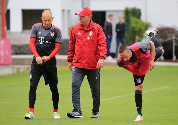 14.07.2016, 1.BL, FC Bayern Training, Säbenerstrasse Muenchen, Fussball, im Bild: Arjen Robben (FCB), Carlo Ancelotti und Franck Ribery (FCB)