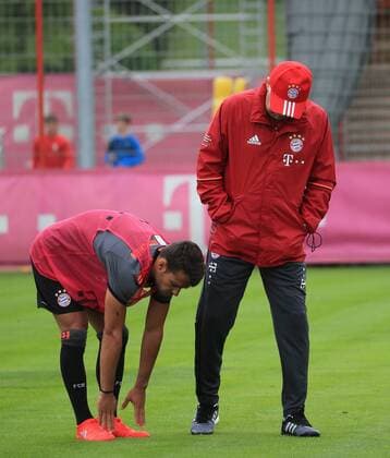 14.07.2016, 1.BL, FC Bayern Training, Säbenerstrasse Muenchen, Fussball, im Bild: Juan Bernat (FCB) und Carlo Ancelotti (FCB)