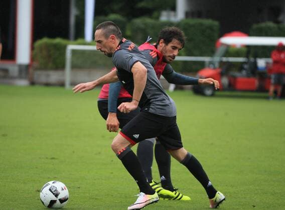 14.07.2016, 1.BL, FC Bayern Training, Säbenerstrasse Muenchen, Fussball, im Bild: Franck Ribery (FCB) vorbei an Javi Martinez (FCB)