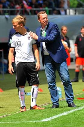 Fabian Gmeiner (AUT), Trainer Rupert Marko (AUT). Deutschland, Reutlingen: Fussball, UEFA Under19 Championship: Italien vs Oesterreich am 14.07.2016, Stadion An der Kreuzeiche.