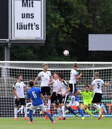 FUSSBALL EURO U 19 2016 in Reutlingen Italien -Oesterreich - Manuel Locatelli (li, Italien) erzielt per Freistoss das Tor zum 1-1 Ausgleich, Torwart Paul Gartler (hinten, Oesterreich) kommt nicht mehr an den Ball 