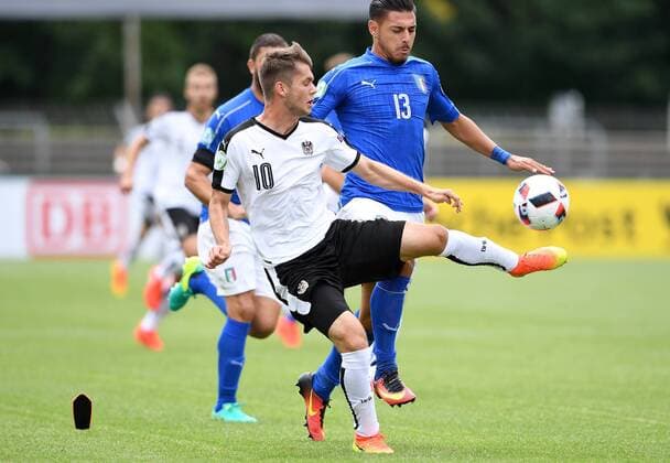 FUSSBALL EURO U 19 2016 in Reutlingen Italien -Oesterreich - Philipp Malicsek (li, Oesterreich) gegen Giuseppe Pezzella (re, Italien) 