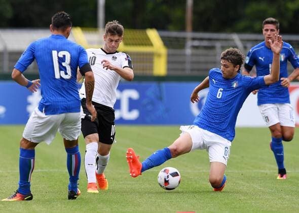 FUSSBALL EURO U 19 2016 in Reutlingen Italien -Oesterreich - Philipp Malicsek (Mitte, Oesterreich) gegen Manuel Locatelli (re, Italien) und Giuseppe Pezzella (li, Italien) 