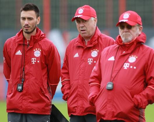 Trainer Carlo Ancelotti, Co-Trainer Davide Ancelotti, Giovanni Mauri (re.) Fussball 1.BL FC Bayern München 14.07.2016 Training