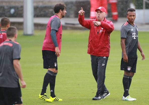 Trainer Carlo Ancelotti gestikuliert. Javi Martinez und Julian Green (re.) Fussball 1.BL FC Bayern München 14.07.2016 Training
