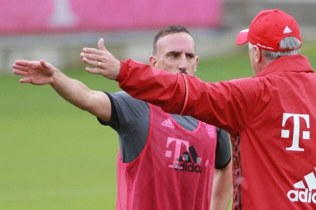 Trainer Carlo Ancelotti im Gespräch mit Franck Ribery Fussball 1.BL FC Bayern München 14.07.2016 Training