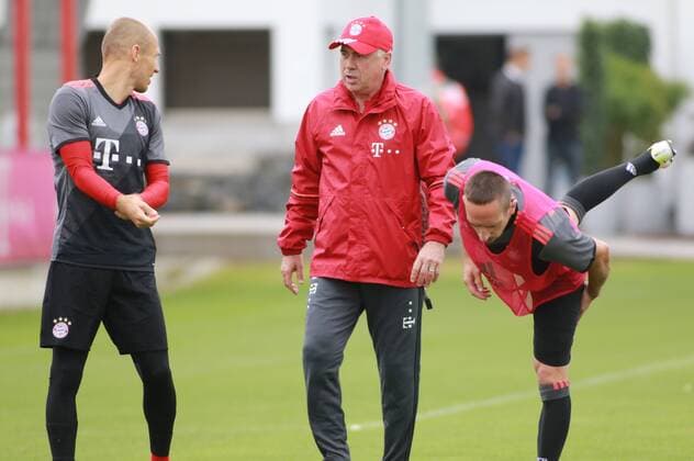 Trainer Carlo Ancelotti mit Franck Ribery (re.) und Arjen Robben Fussball 1.BL FC Bayern München 14.07.2016 Training