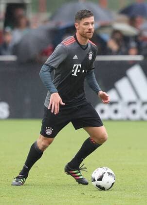 Der FC Bayern München und adidas präsentierten heute im Rahmen einer öffentlichen Trainingseinheit an der Säbener Straße das neue Auswärtstrikot für die Saison 2016 17. Hier Xabi Alonso Fussball 1.BL FC Bayern München 14.07.2016 Training