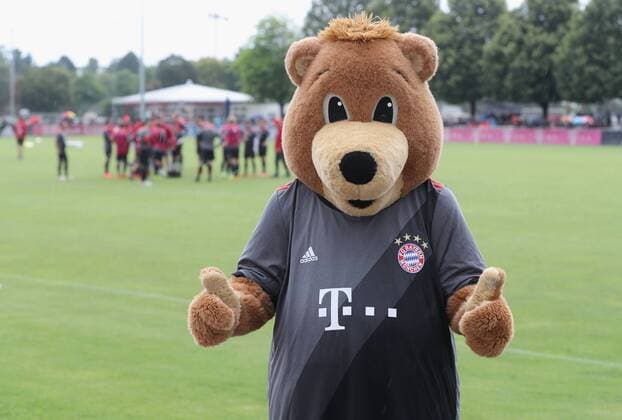 Bilder des Tages - SPORT Der FC Bayern München und adidas präsentierten heute im Rahmen einer öffentlichen Trainingseinheit an der Säbener Straße das neue Auswärtstrikot für die Saison 2016 17. Hier Maskottchen Berni Fussball 1.BL FC Bayern München 14.07.2016 Training