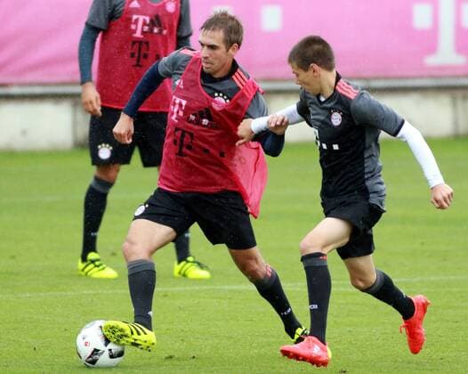 Philipp Lahm im Duell Fussball 1.BL FC Bayern München 14.07.2016 Training
