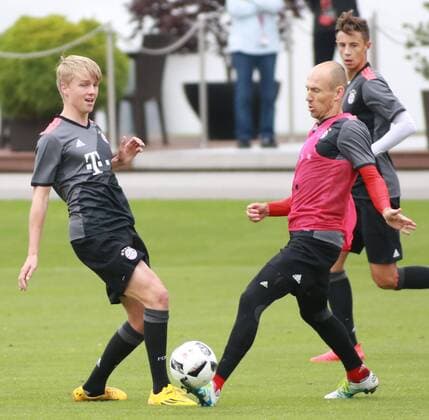 Arjen Robben (re.) gegen Felix Götze Fussball 1.BL FC Bayern München 14.07.2016 Training