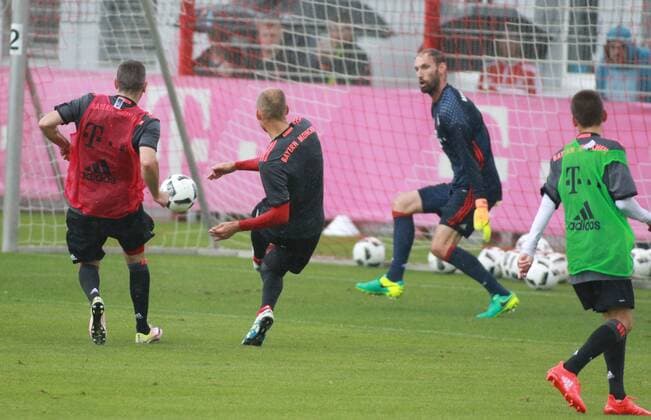 Arjen Robben erzielt ein Tor gegen Tom Starke und Franck Ribery (li.) Fussball 1.BL FC Bayern München 14.07.2016 Training