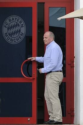 Medien:Comeback mit aller Macht: Die Rueckkehr von Uli Hoeness beim Rekordmeister FC Bayern Muenchen wird immer wahrscheinlicher. Archivfoto: Uli HOENESS (Höness) auf dem Trainingsgelaende,kommt aus einer Tuer, Training FC Bayern Muenchen. Liga1,Fussball 1. Bundesliga,Saison 2015 16,am 27.07.2015.