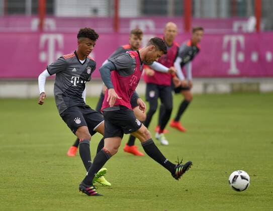 11.07.2016, Fussball 1. Liga 2016 2017, FC Bayern München, Trainingsauftakt an der Säbenerstrasse, Xabi Alonso (re, FC Bayern München) 