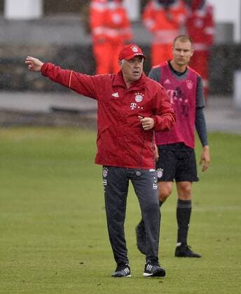 11.07.2016, Fussball 1. Liga 2016 2017, FC Bayern München, Trainingsauftakt an der Säbenerstrasse, v.l. Trainer Carlo Ancelotti (FC Bayern München) und Holger Badstuber (FC Bayern München) 