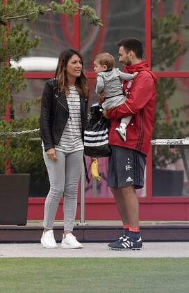 11.07.2016, Fussball 1. Liga 2016 2017, FC Bayern München, Trainingsauftakt an der Säbenerstrasse, Co-Trainer Davide Ancelotti (Bayern München) mit seiner Familie. 