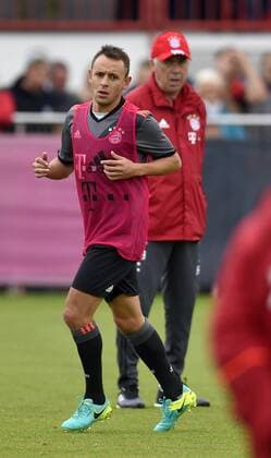 11.07.2016, Fussball 1. Liga 2016 2017, FC Bayern München, Trainingsauftakt an der Säbenerstrasse, v.l. Rafinha (FC Bayern München) und Trainer Carlo Ancelotti (FC Bayern München) 