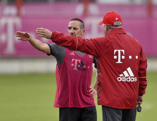 11.07.2016, Fussball 1. Liga 2016 2017, FC Bayern München, Trainingsauftakt an der Säbenerstrasse, v.l. Franck Ribery (FC Bayern München) und Trainer Carlo Ancelotti (FC Bayern München) 