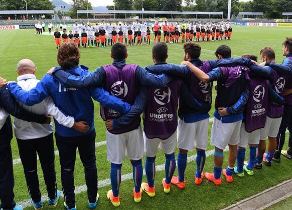 Bilder des Tages - SPORT FUSSBALL EURO U 19 2016 in Reutlingen Italien -Oesterreich 14.07.2016 Mannschaftsaufstellung bei den Nationalhymnen im Kreuzeiche Stadion; Italien (hinten li) und Oesterreich (hinten re) mit Einlaufkindern der Hohbuchschule Reutlingen. ITA Ersatzspieler (vorn) 