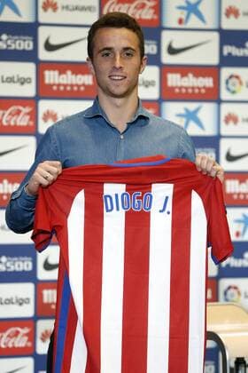Portuguese midfielder Diogo Jota poses for the media during his presentation as new player of Atletico Madrid at Vicente Calderon stadium in Madrid, Spain, 14 July 2016. EFE J. J. Guillen PRESENTATION OF DIOGO JOTA !ACHTUNG: NUR REDAKTIONELLE NUTZUNG!  GRA277 20160714-636041127009588345