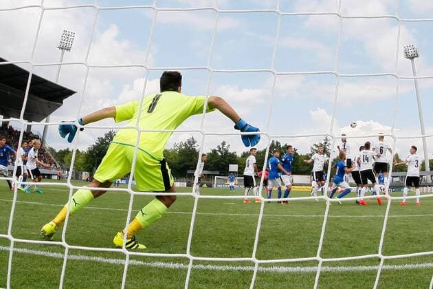 14.07.2016, xjfx, Fussball Europameisterschaft 2016 U19, Oesterreich - Italien, emspor v.l. Paul Gartler (Oesterreich),Manuel Locatelli (Italien),Goal scored, Tor zum 1:1 Reutlingen