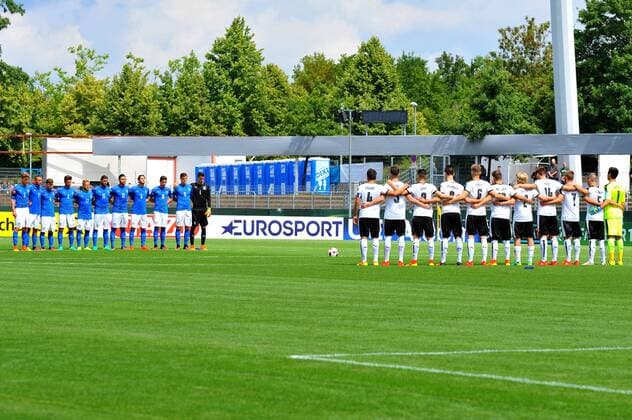 Vor dem Spiel legten beide Mannschafen eine Trauerminute fuer die Zugopfer in Bari ein. Deutschland, Reutlingen: Fussball, UEFA Under19 Championship: Italien vs Oesterreich am 14.07.2016, Stadion An der Kreuzeiche.