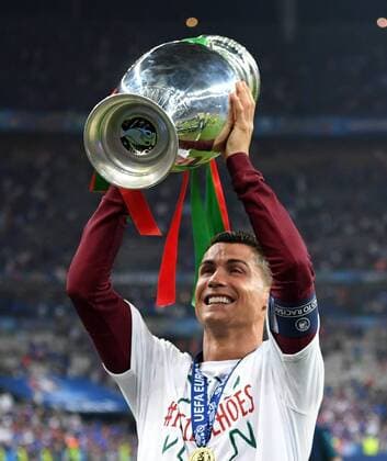 Cristiano Ronaldo (Portugal), mit dem Pokal nach dem Spiel Portugal--Frankreich Portugal-France Final Tournament, Finale, Finale, Endspiel UEFA EURO EM Europameisterschaft Fussball 2016 France, Frankreich, EM, Europameisterschaft Fussball, Fussball, Fußball, Nationalmannschaft, Nationalteam, Länderspiel, Laenderspiel, men, Männer, Maenner, soccer, result Saint-Denis, 10.7.2016