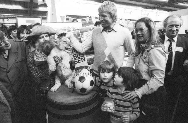Horst Hrubesch (Fußballspieler) 02 83 strö Horst Hrubesch - mit seinen Söhnen Maik (4) und Denny (6) und Ehefrau Angelika - tauft das Löwenbaby Hotti aus dem Safaripark Stukenbrok im Februar 1983 bei der Touristik-Messe Urlaub 83 in Hamburg Deutschland deutsch deutscher Mann Fußballer Fußball Spieler Nationalspieler Ex ehemalig ehemaliger Trainer Fußballtrainer Löwe Baby Löwenwelpe Welpe Junges Taufe taufen Löwentaufe Safariland Zoo Sohn Söhne Kinder Kind Frau Familie german soccer football player quer sw