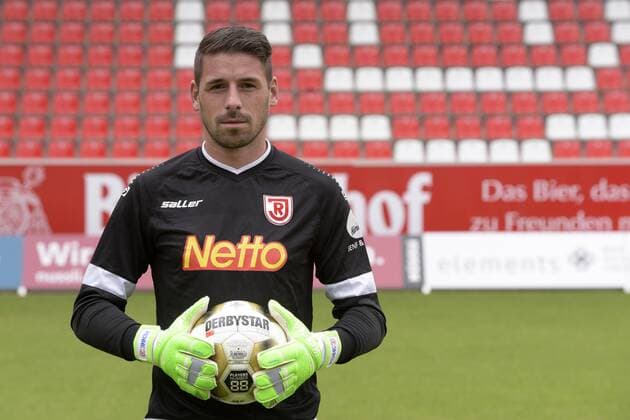 Porträttermin 2016 2017, GER, Deutschland, Continental Arena, Regensburg, 3.Liga, Liga 3, Herren, Fußball, Fussball, Saison 2016 2017, SSV Jahn Regensburg, SSV Jahn 2000, Portrait, Porträt, Vorstellung, Präsentation, Pressetermin, Einzelbild, Torwart, PHILIPP PENTKE