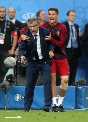 Trainer Fernando Santos, Cristiano Ronaldo CR7 kurz vor Spielende Fußball Fussball Finale UEFA Europameisterschaft Euro 2016 EM 10.07.2016 Nationalmannschaft Herren Portugal vs. Frankreich Stadion Stade de France St.Denis