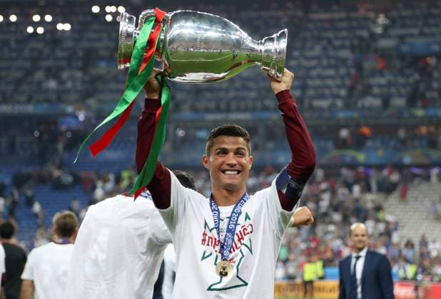 Cristiano Ronaldo CR7 mit Pokal Trophäe Fußball Fussball Finale UEFA Europameisterschaft Euro 2016 EM 10.07.2016 Nationalmannschaft Herren Portugal vs. Frankreich Stadion Stade de France St.Denis