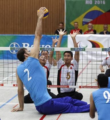 15.07.2016, Leverkusen: Ramazan Salehihajkolaei (Iran) 2, 47m groß in Aktion gegen China beim Sitzvolleyball Zühlsdorfcup.