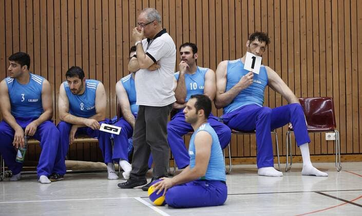 15.07.2016, Leverkusen: Ramazan Salehihajkolaei (Iran) (R) 2, 47m auf der Bank gegen China beim Sitzvolleyball Zühlsdorfcup.