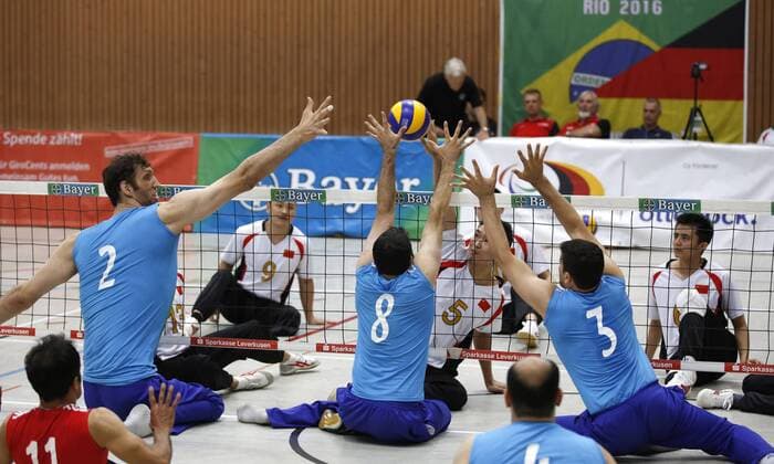15.07.2016, Leverkusen: Ramazan Salehihajkolaei (L) (Iran) 2, 47m groß in Aktion beim Block gegen China beim Sitzvolleyball Zühlsdorfcup.