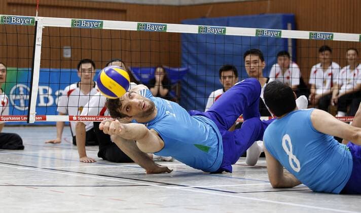 15.07.2016, Leverkusen: Ramazan Salehihajkolaei (Iran) 2, 47m groß in Aktion gegen China beim Sitzvolleyball Zühlsdorfcup.