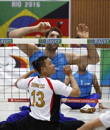 15.07.2016, Leverkusen: Ramazan Salehihajkolaei (Iran) (R) 2, 47m konzentriert gegen China beim Sitzvolleyball Zühlsdorfcup.