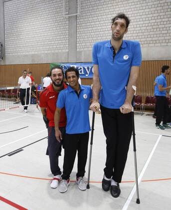 15.07.2016, Leverkusen: Ramazan Salehihajkolaei (Iran) (R) 2, 47m neben einem Teamkollegen und einem deutschen Spieler beim Sitzvolleyball Zühlsdorfcup.