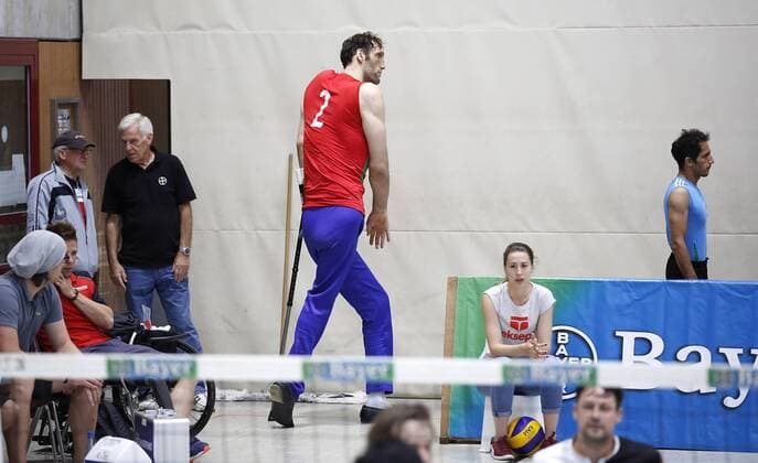 15.07.2016, Leverkusen: Ramazan Salehihajkolaei (Iran) (R) 2, 47m auf dem Weg zum Aufwärmen beim Sitzvolleyball Zühlsdorfcup.